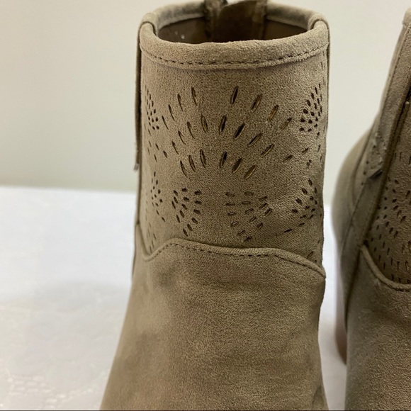 Qupid Faux Suede Ankle Booties. Women’s Size 7. - Picture 3 of 10